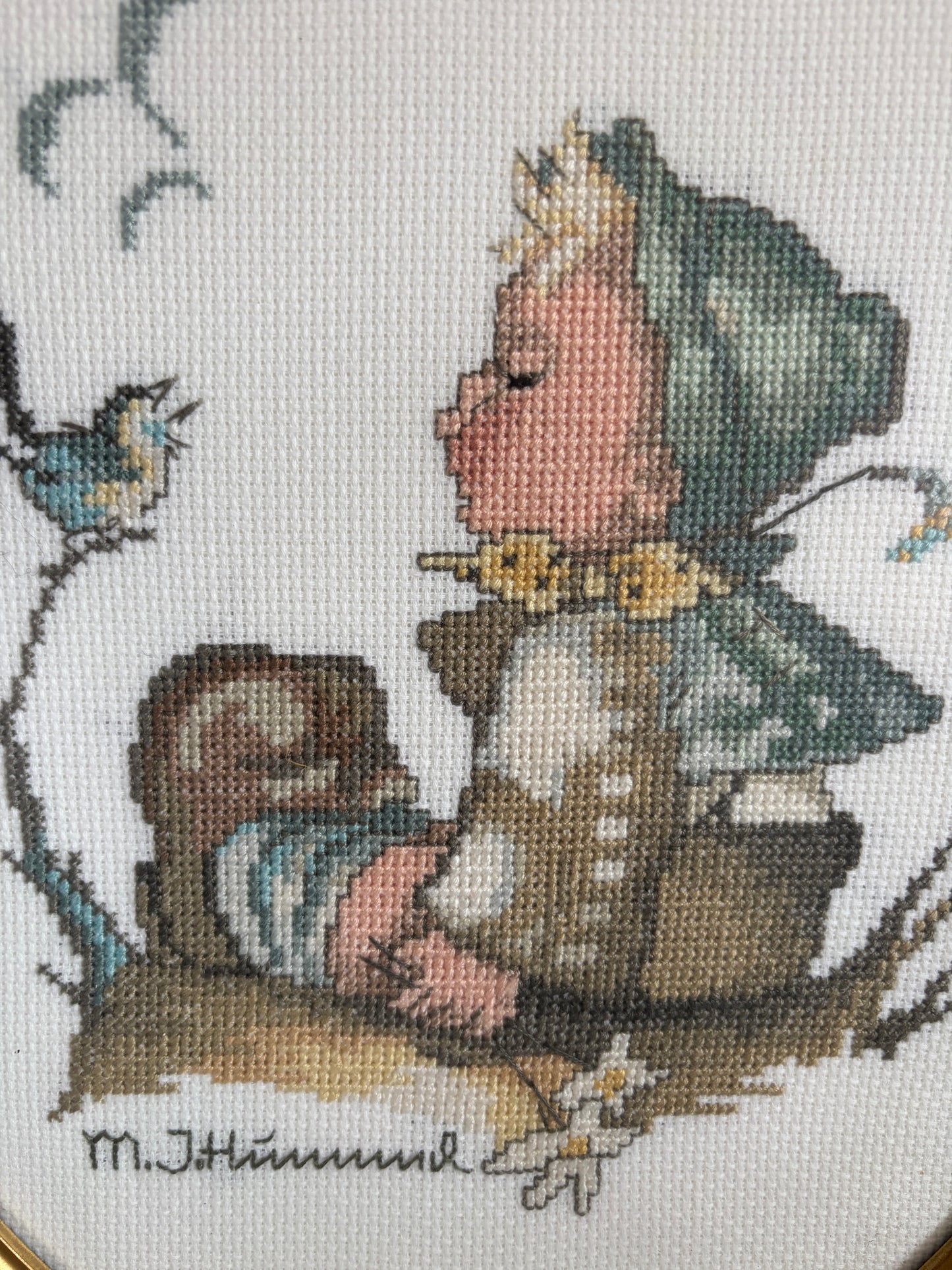 Ingelijst Hummel-borduurwerk: jongetje met vogel