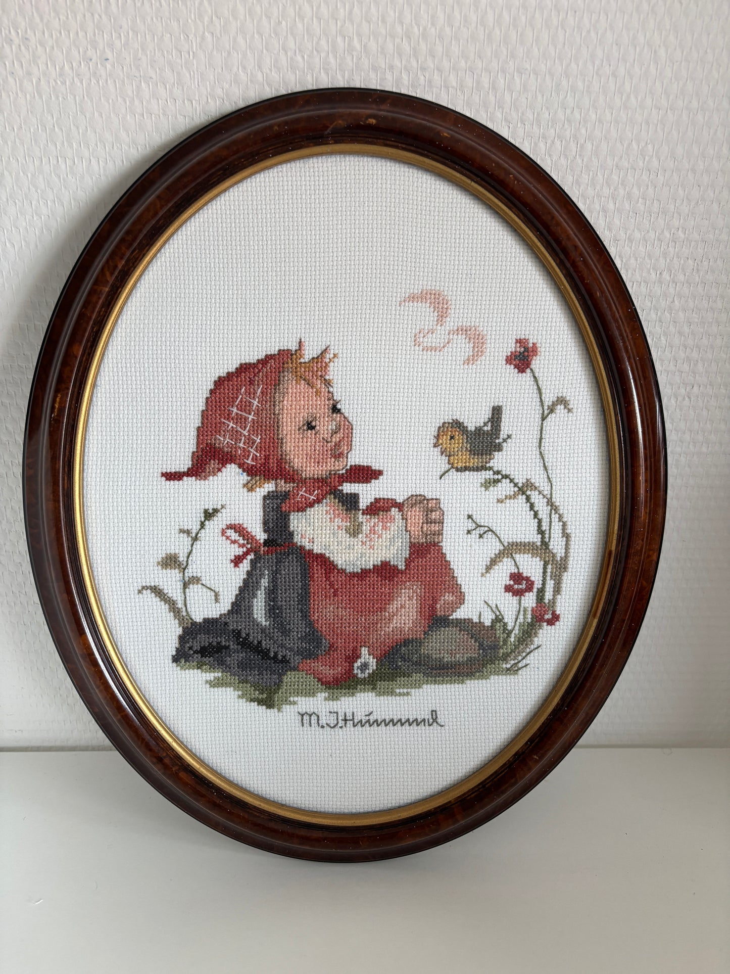 Ingelijst Hummel-borduurwerk: Meisje met vogel