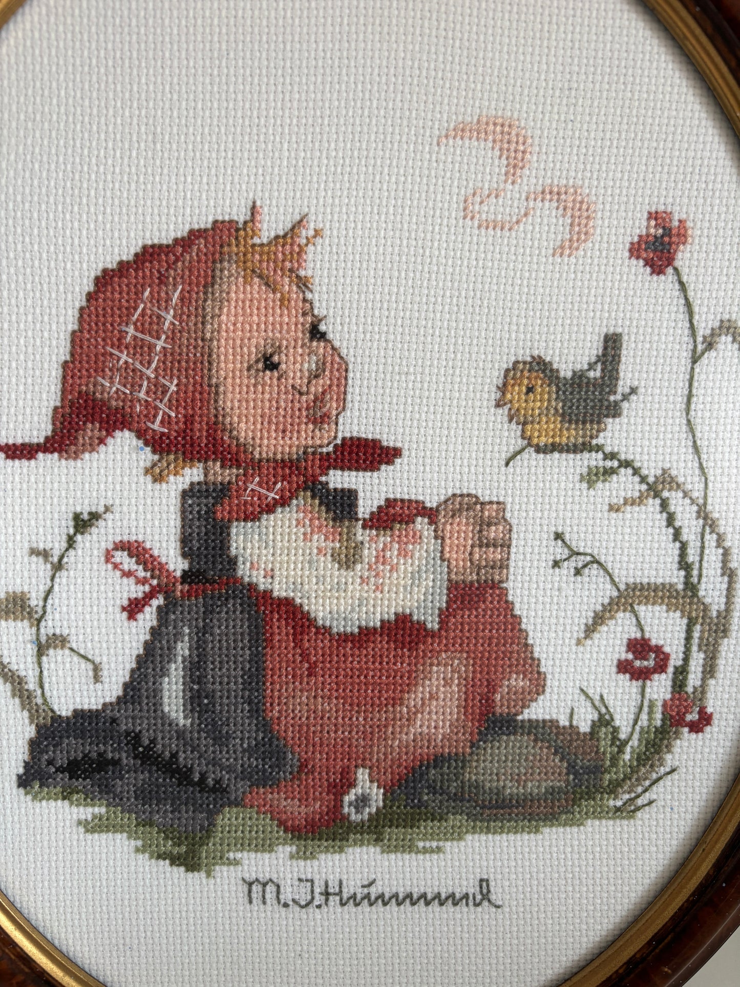 Ingelijst Hummel-borduurwerk: Meisje met vogel