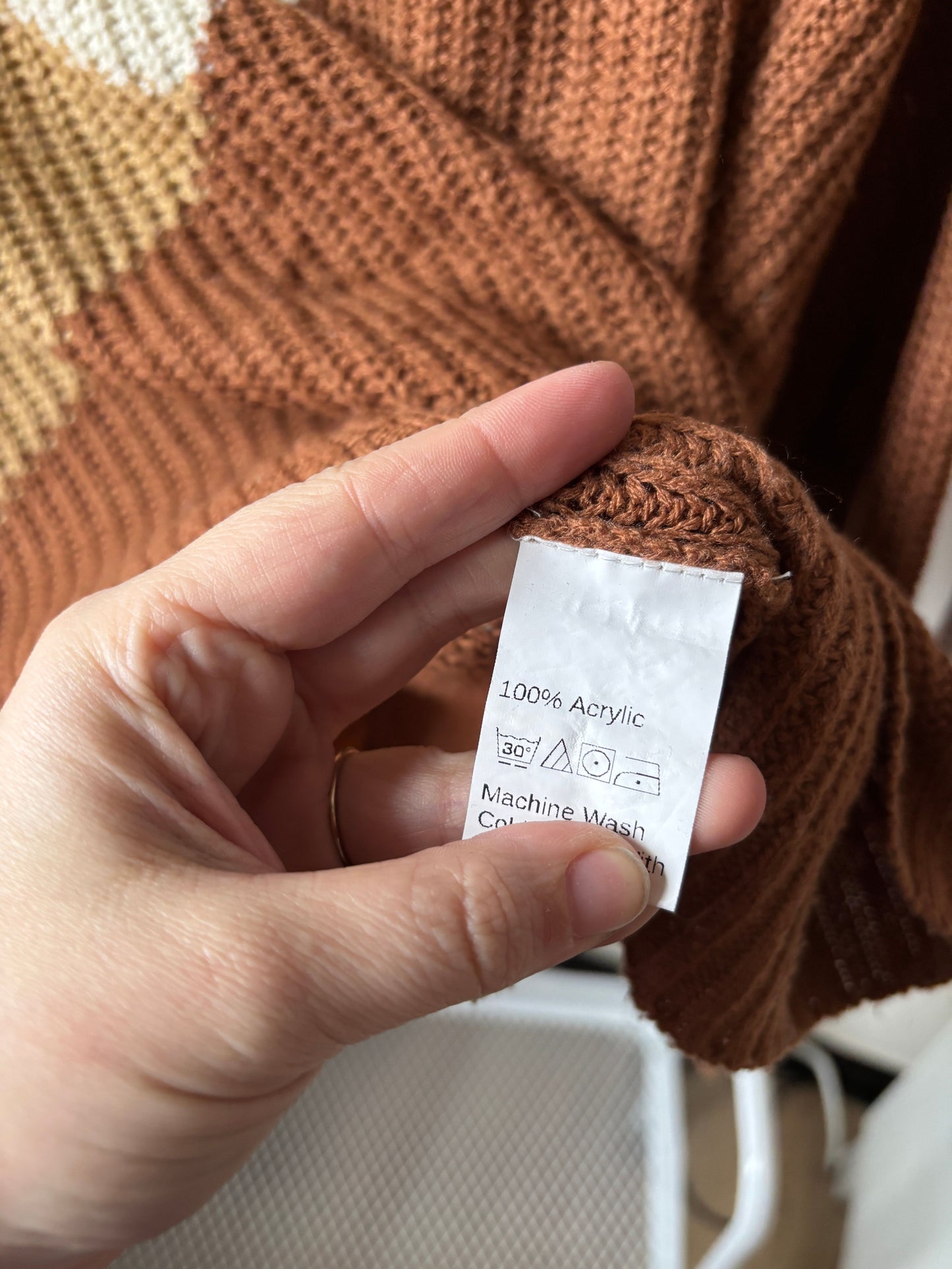 Bruinbeige gestreepte trui