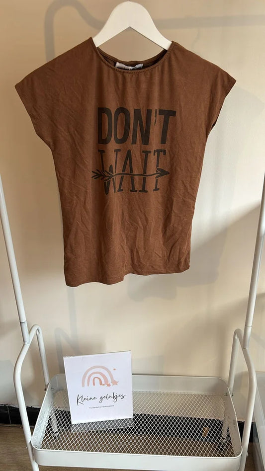 Bruine T-shirt "Don't wait"
