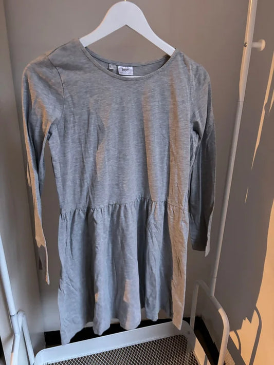 Grijze jurk met lange mouwen