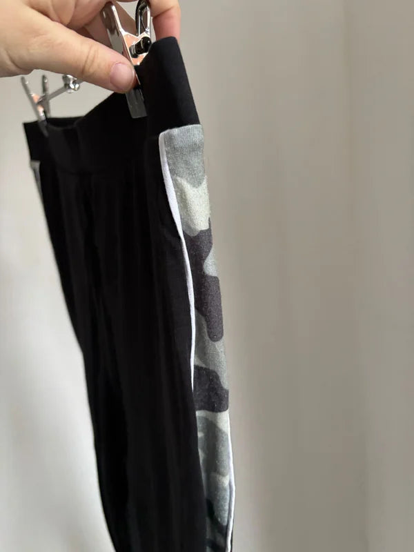 Zwarte legging met legerprint