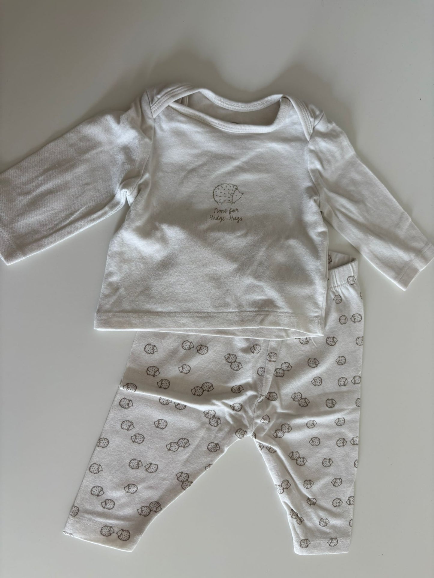 Witte tweedelige pyjama met egeltjes