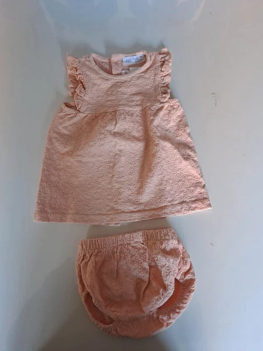 Pasteloranje setje: jurkje en pamperbroekje