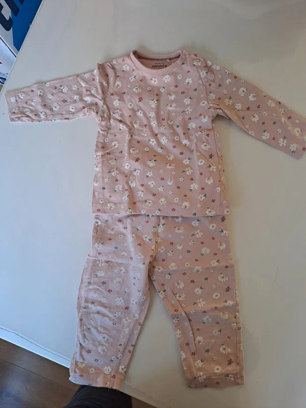 Lichtroze tweedelige pyjama met bloemetjes