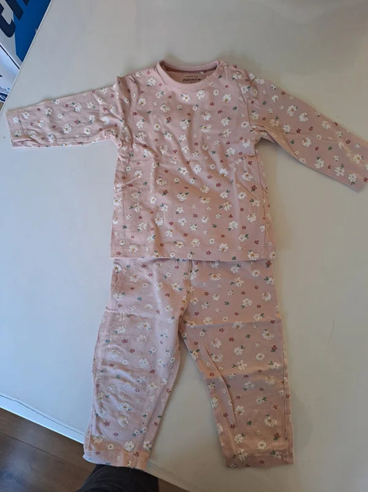 Lichtroze tweedelige pyjama met bloemetjes