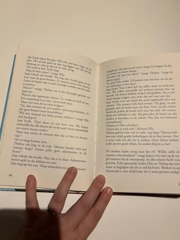 Marion van de Coolwijk - De Olijke Tweeling helpt mee in het dierenasiel