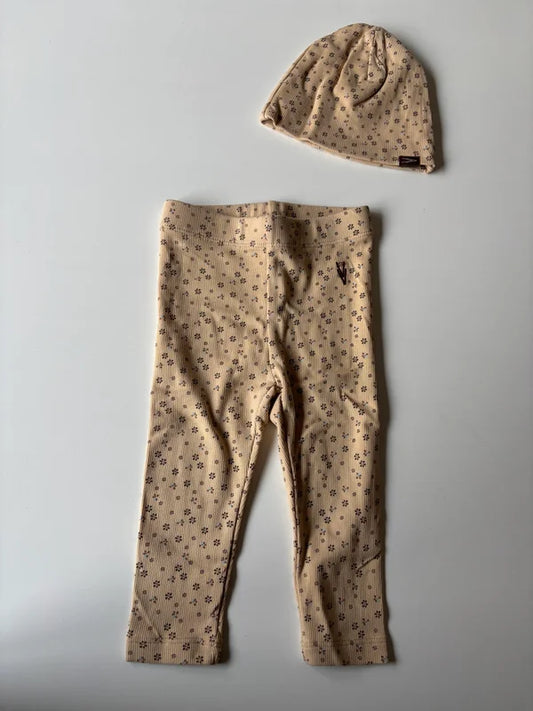 Beige set: muts en riblegging