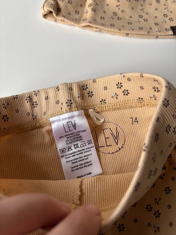 Beige set: muts en riblegging