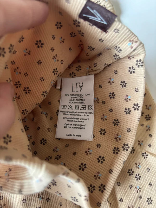 Beige set: muts en riblegging