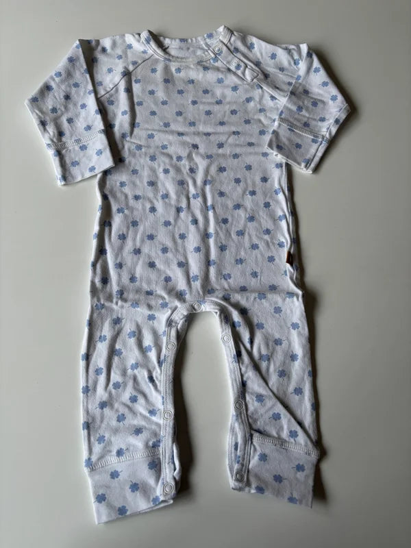 Wit boxpakje met blauw klavertjes