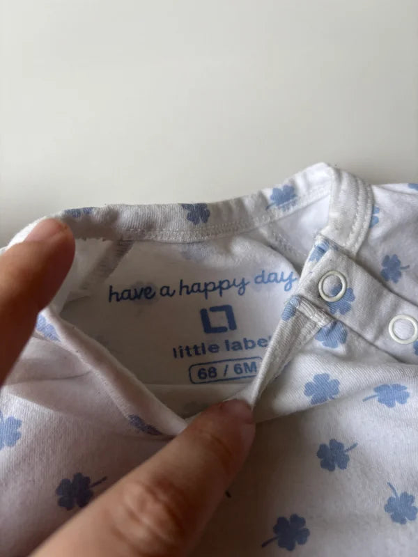 Wit boxpakje met blauw klavertjes