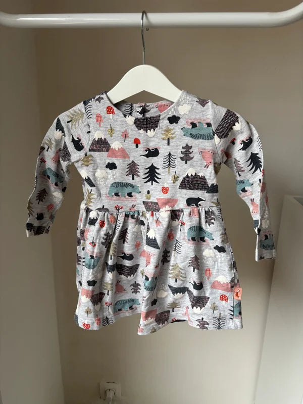 Grijs jurkje met winterfiguurtjes