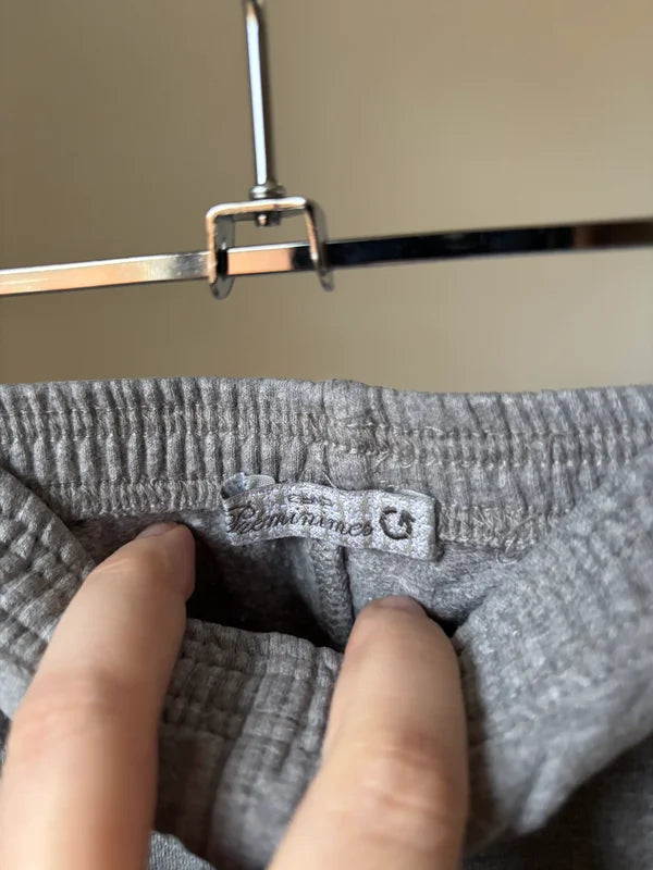 Grijze joggingbroek met rood strikje