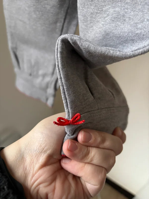 Grijze joggingbroek met rood strikje
