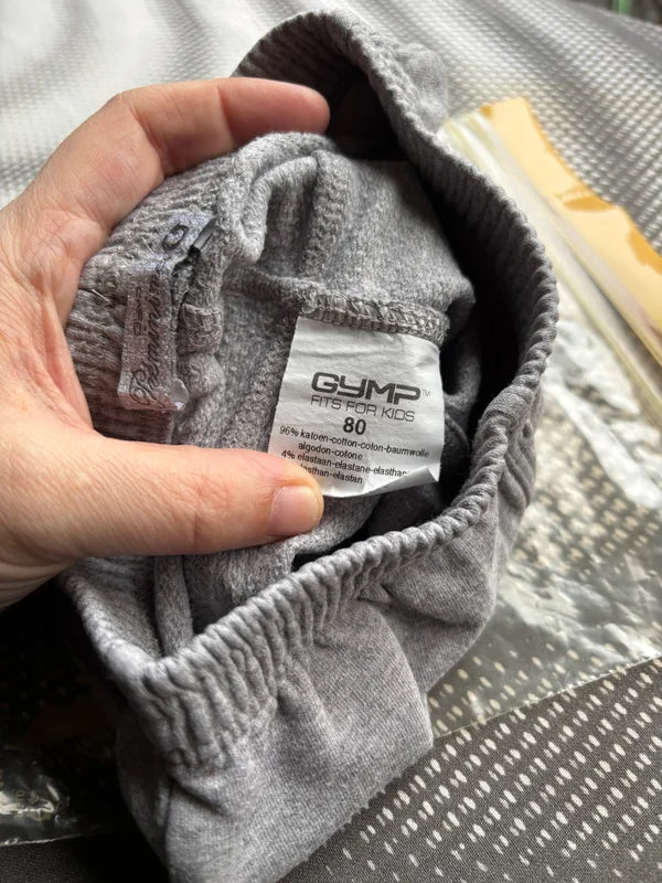 Grijze joggingbroek met rood strikje