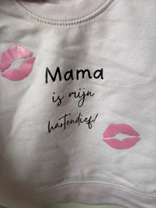 Lichtroze sweater "Mama is mijn hartendief"