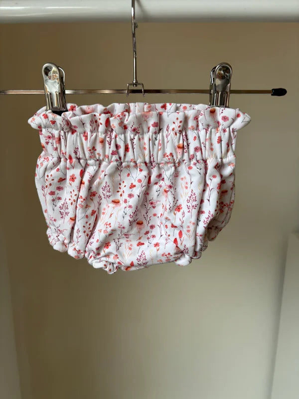 Wit pamperbroekje met roodroze bloemetjes