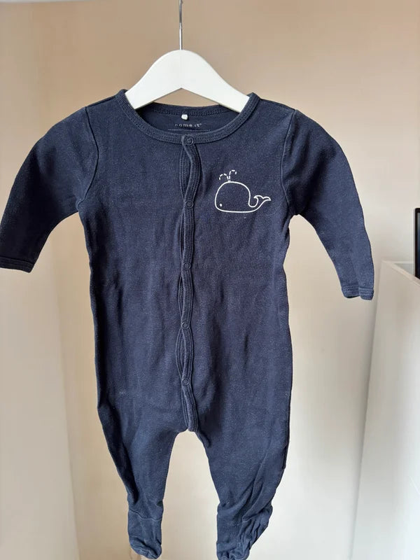 Marineblauwe eendelige pyjama met walvis