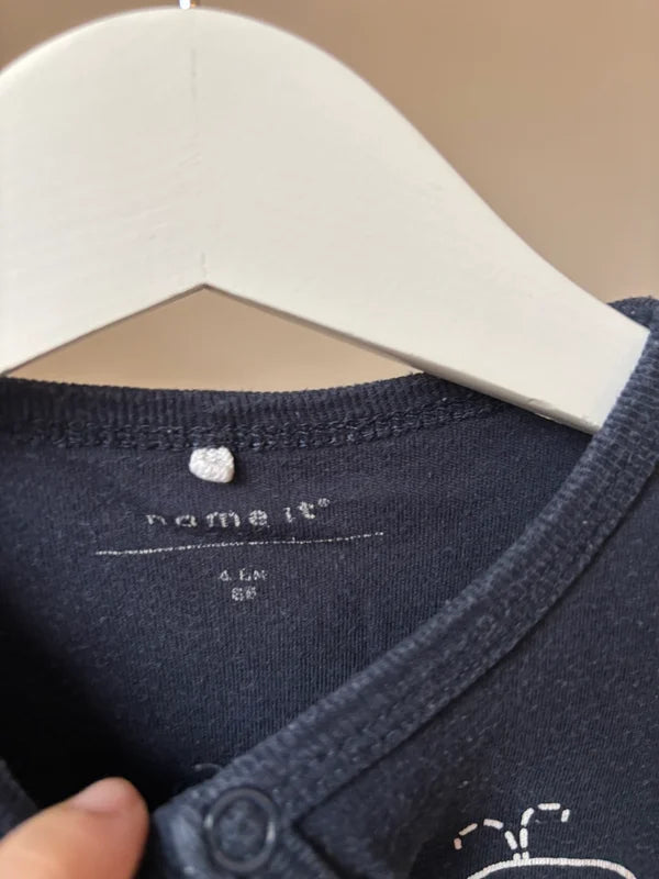 Marineblauwe eendelige pyjama met walvis