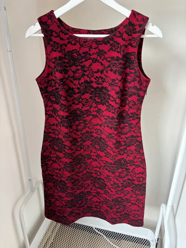 Rode jurk zonder mouwen