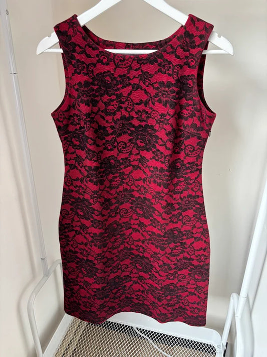 Rode jurk zonder mouwen