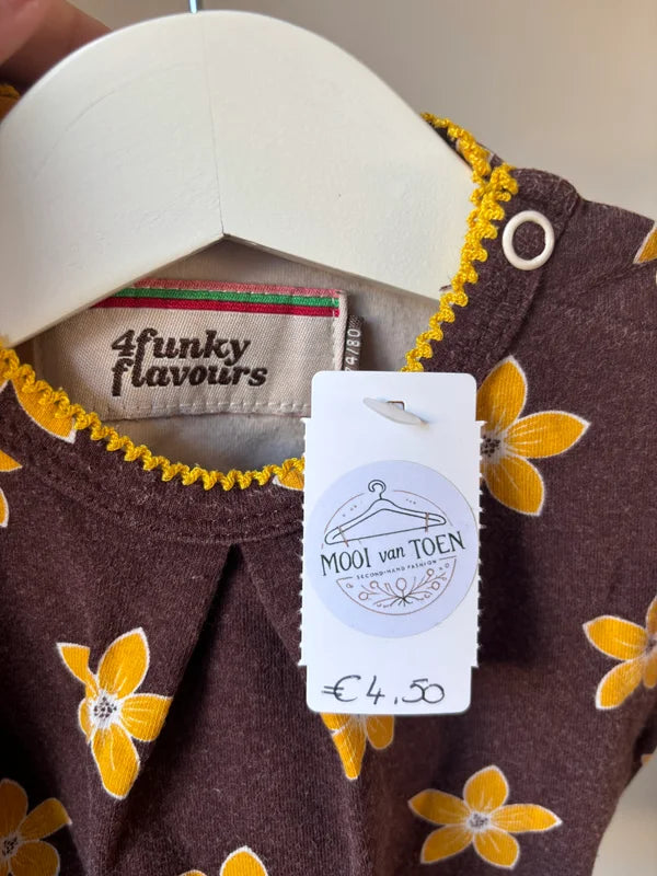 Bruin jurkje met gele bloemetjes