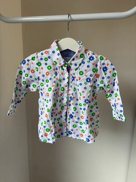 Wit hemdje met gekleurde bloemetjes