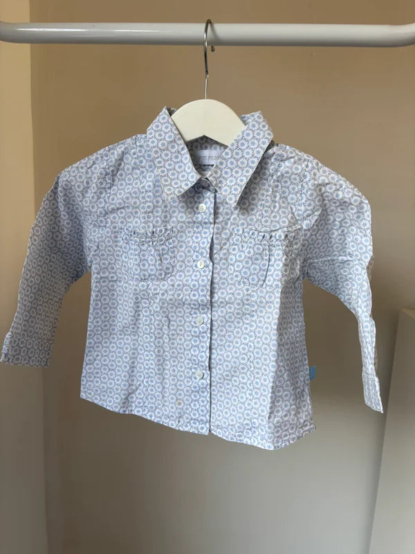 Lichtblauw hemdje met bloemetjes