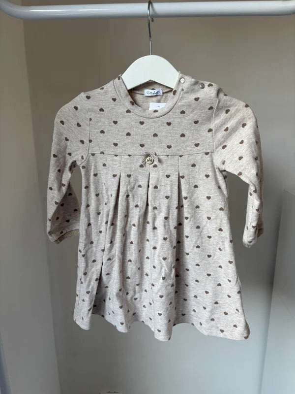 Beige jurk met hartjes
