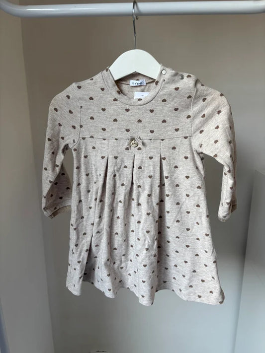 Beige jurk met hartjes