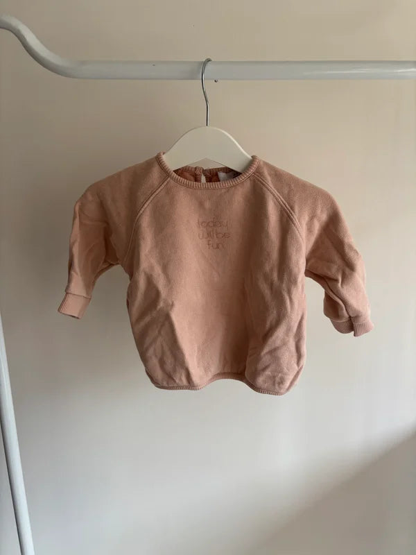 Lichtroze sweater "Today will be fun"