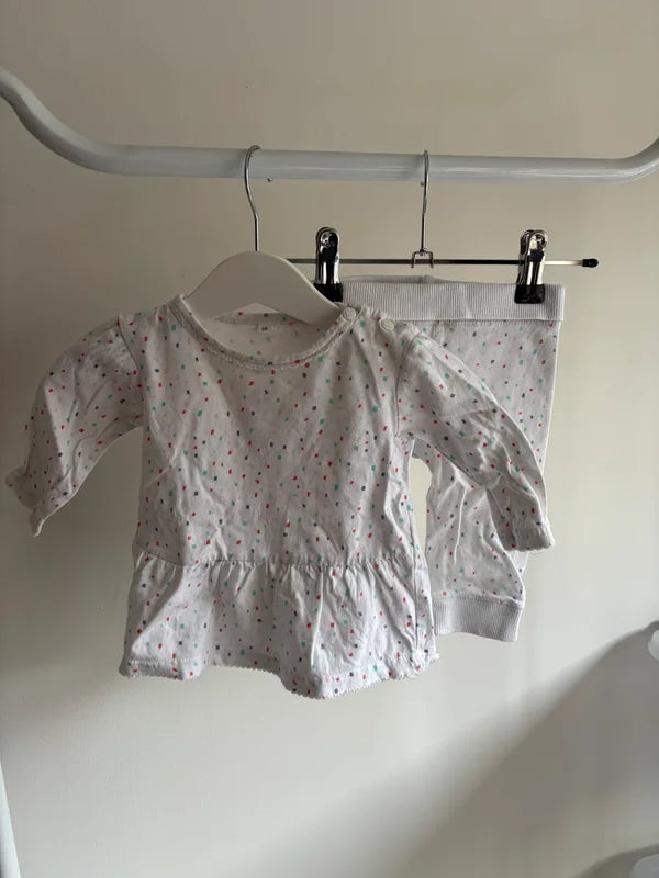 Wit gestippeld setje: longsleeve en broekje