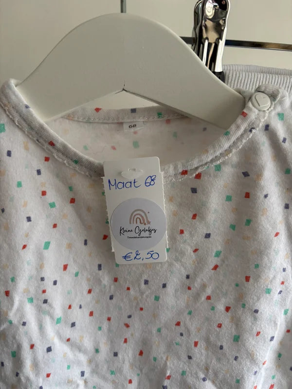 Wit gestippeld setje: longsleeve en broekje