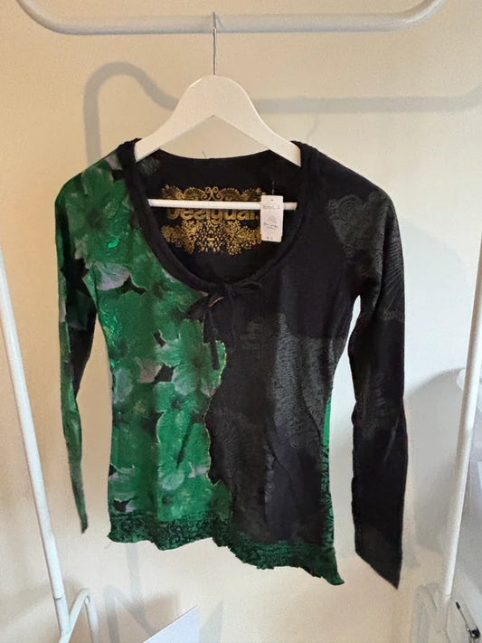 Zwarte longsleeve met groene bloemen