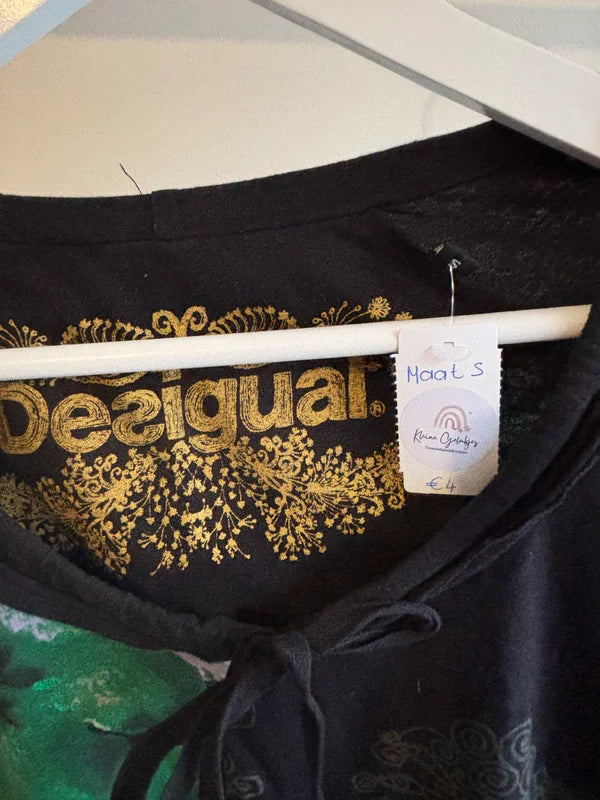 Zwarte longsleeve met groene bloemen