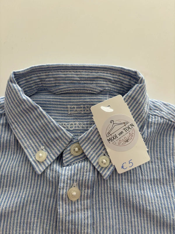 Lichtblauw gestreept hemdje