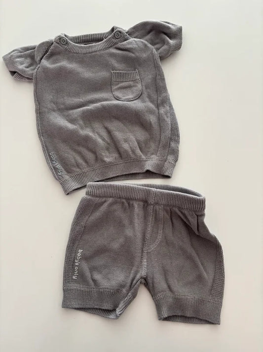 Grijs setje: T-shirt en shortje