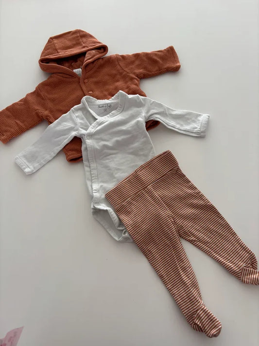 Setje: witte overslagromper met lange mouwen, vest en broekje met voetjes