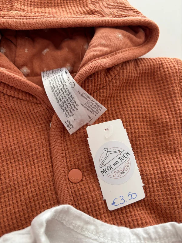 Setje: witte overslagromper met lange mouwen, vest en broekje met voetjes