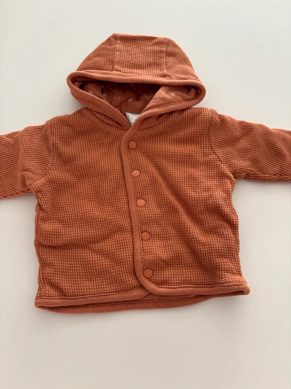 Setje: witte overslagromper met lange mouwen, vest en broekje met voetjes