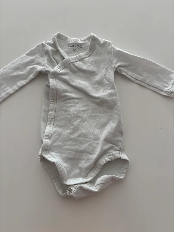 Setje: witte overslagromper met lange mouwen, vest en broekje met voetjes