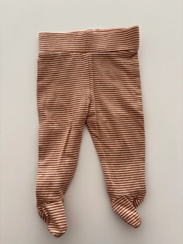 Setje: witte overslagromper met lange mouwen, vest en broekje met voetjes