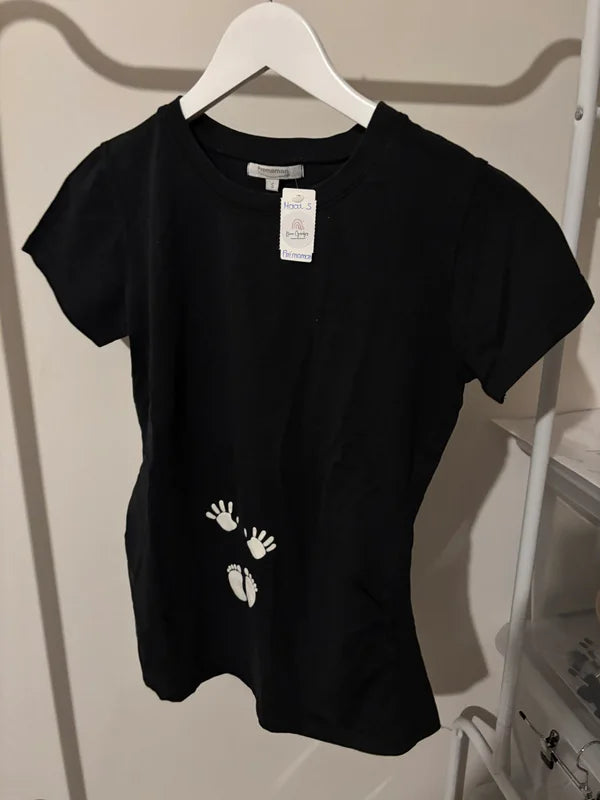 Zwarte zwangerschapst-shirt met handjes en voetjes