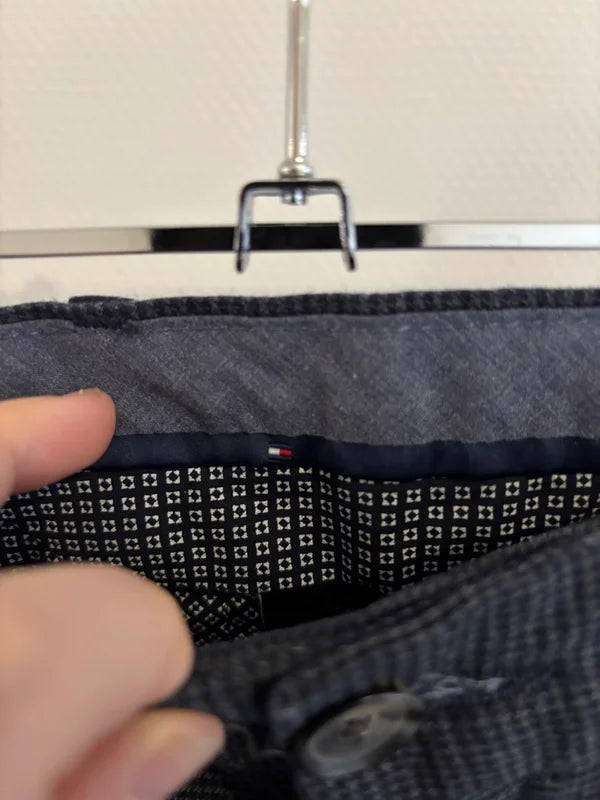 Donkergrijze geruite broek