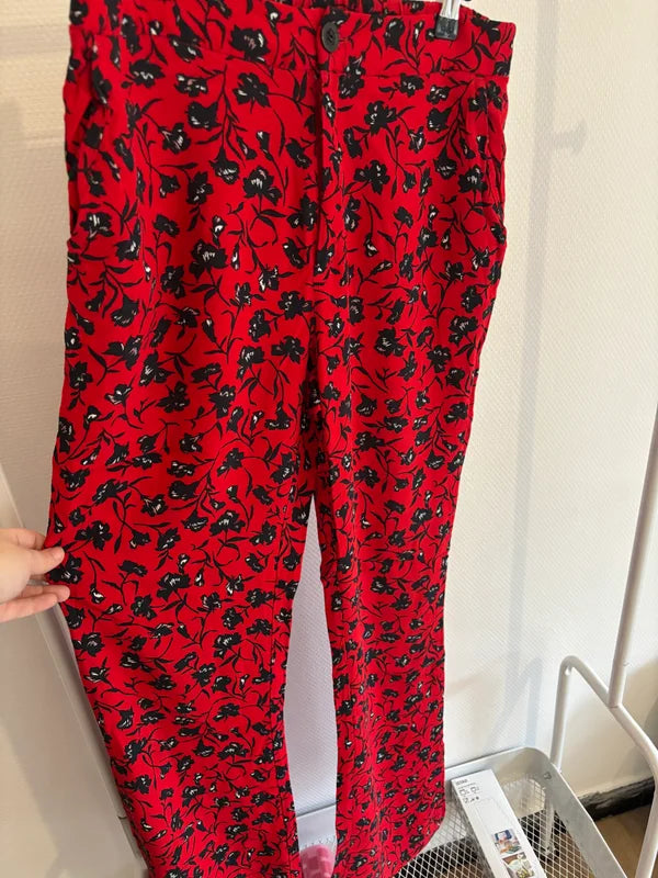 Rode broek met bloemen