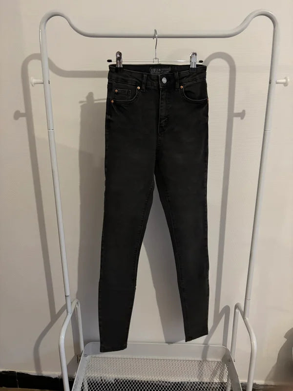Donkergrijze jeansbroek