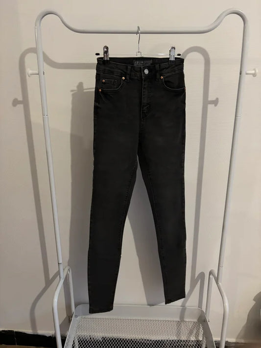 Donkergrijze jeansbroek