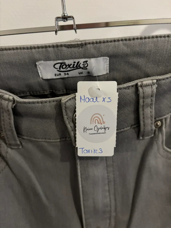 Lichtgrijze jeansbroek